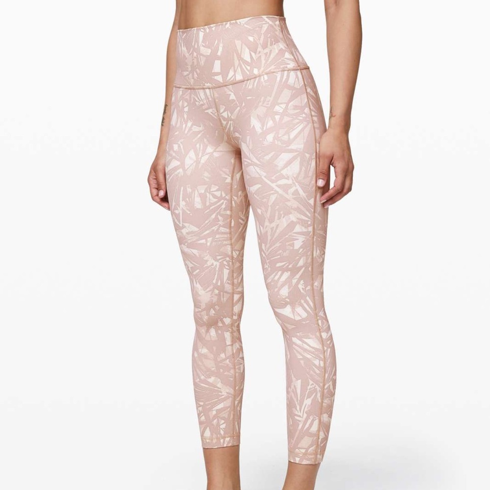 Lululemon Wunder Under High-Rise
Tight 25" GREAT CONDITION! SIZE 2!
